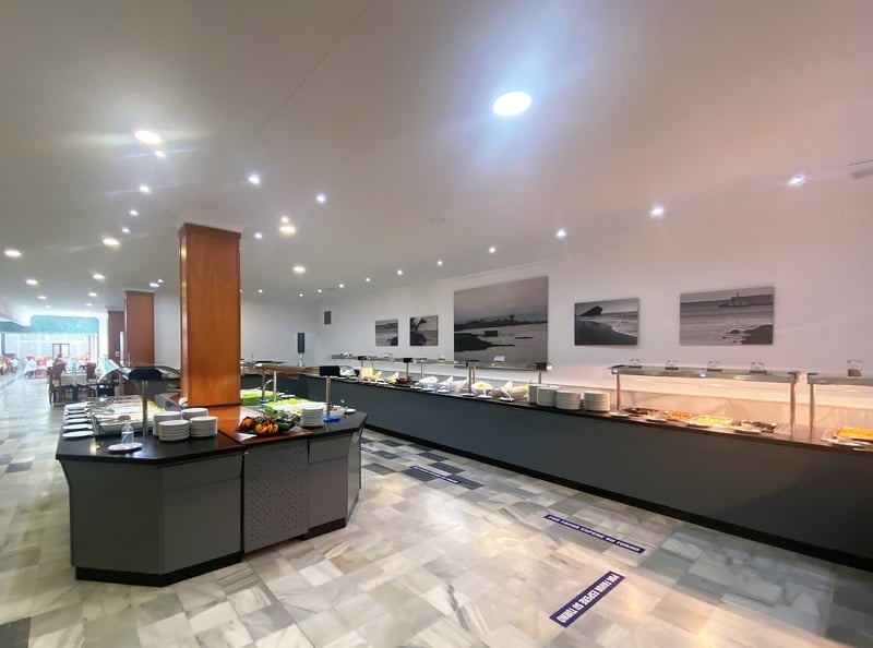 un buffet en un restaurante con una etiqueta azul que dice 