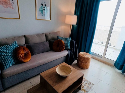 una sala de estar con un sofá y una mesa de madera