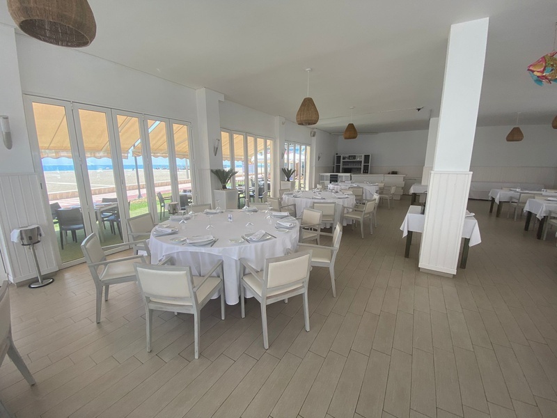 una habitación llena de mesas y sillas en un restaurante