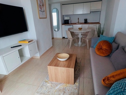 una sala de estar con un sofá y una mesa de comedor