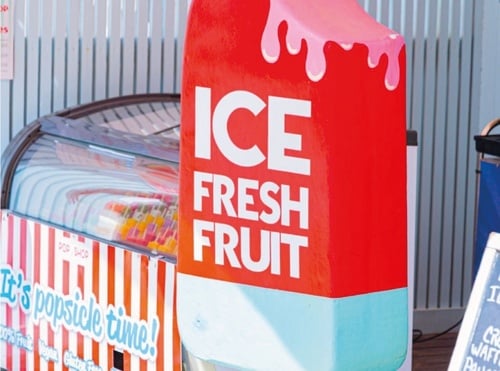 uma máquina de sorvete em forma de pirulito de fruta fresca