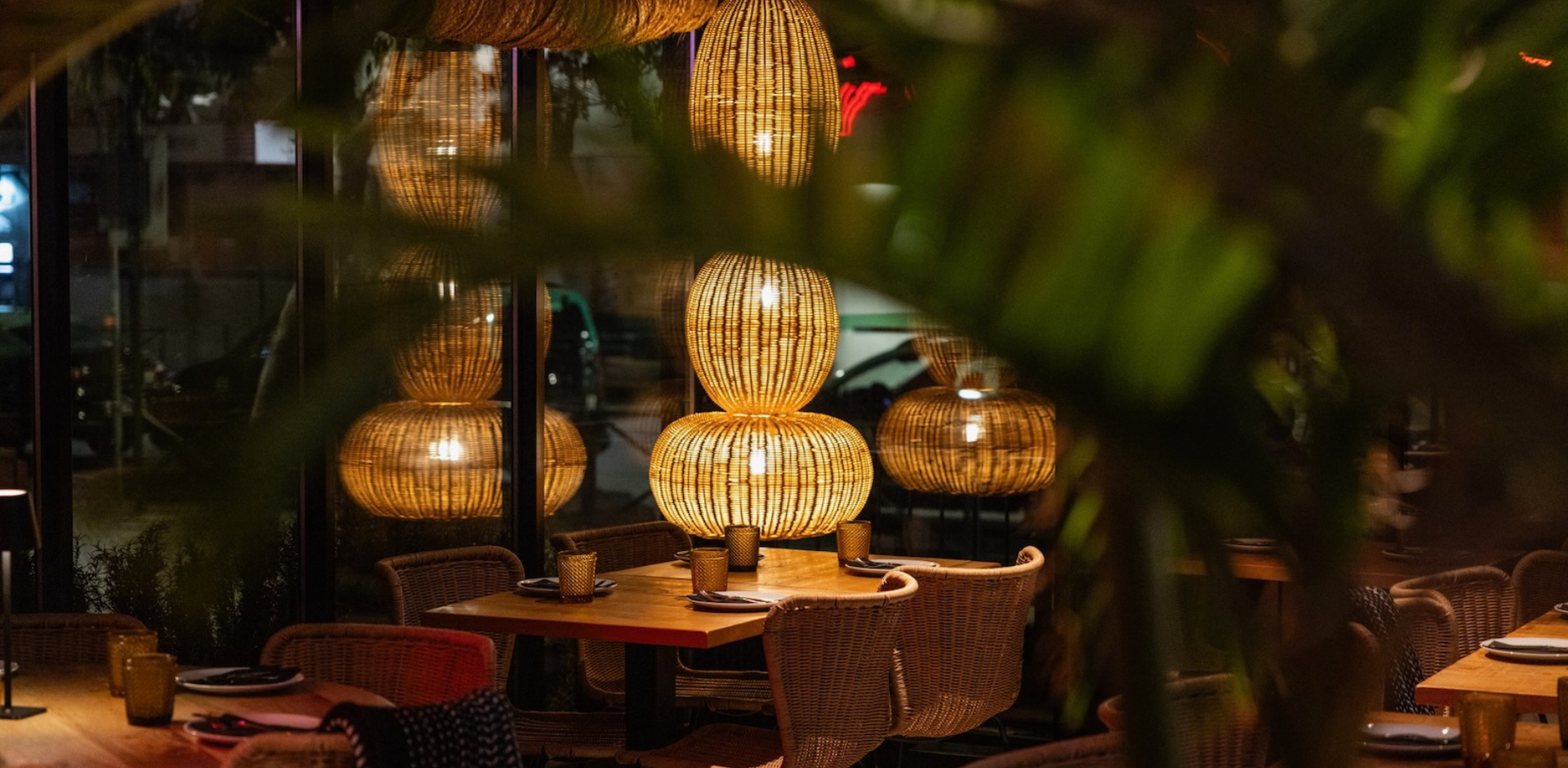 um prédio branco com a palavra hotel baltum em neon azul