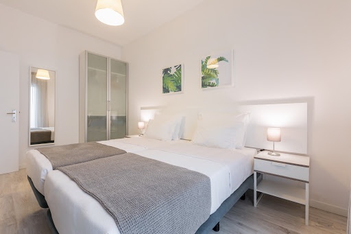 Habitación con dos camas gemelas y decoración tropical en Hotel Baltum.