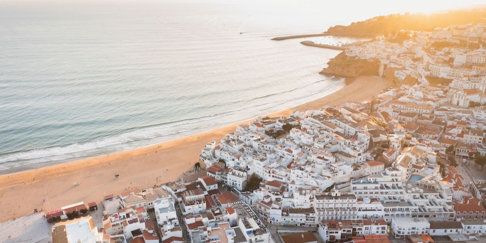 uma vista aérea de uma pequena cidade ao lado do oceano