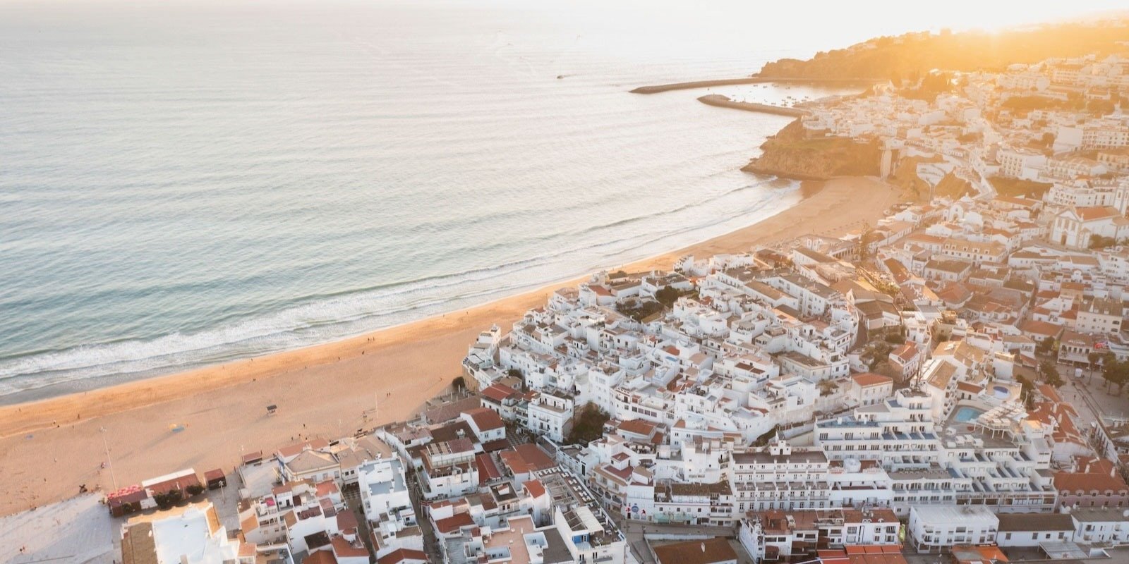 una vista aérea de un pequeño pueblo junto a la playa