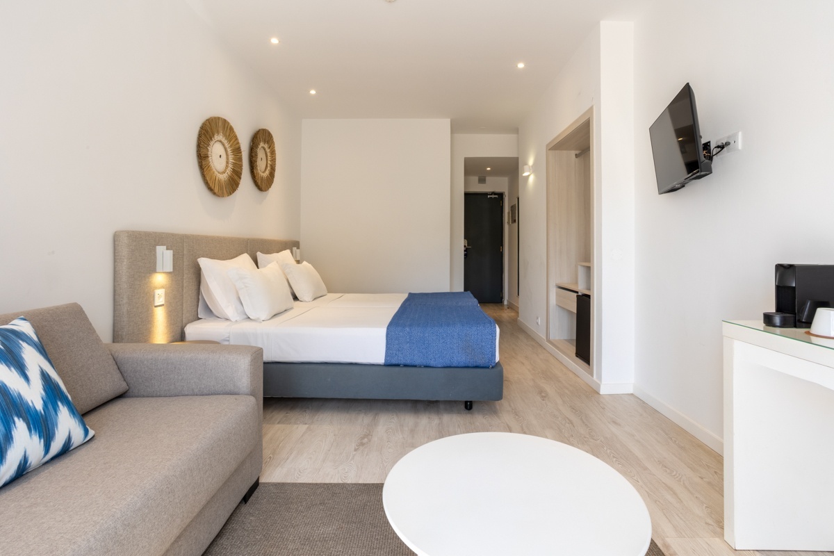 Hotel Baltum: Spacious room with a king bed, sofa, and modern amenities.