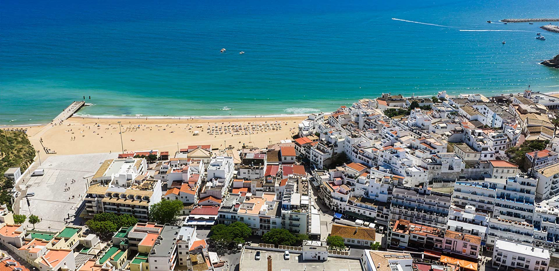 Vista aérea de hotel em frente à praia comBaltum e mar azul.