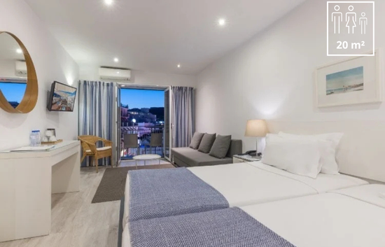 una habitación de hotel con una cama doble y un sofá