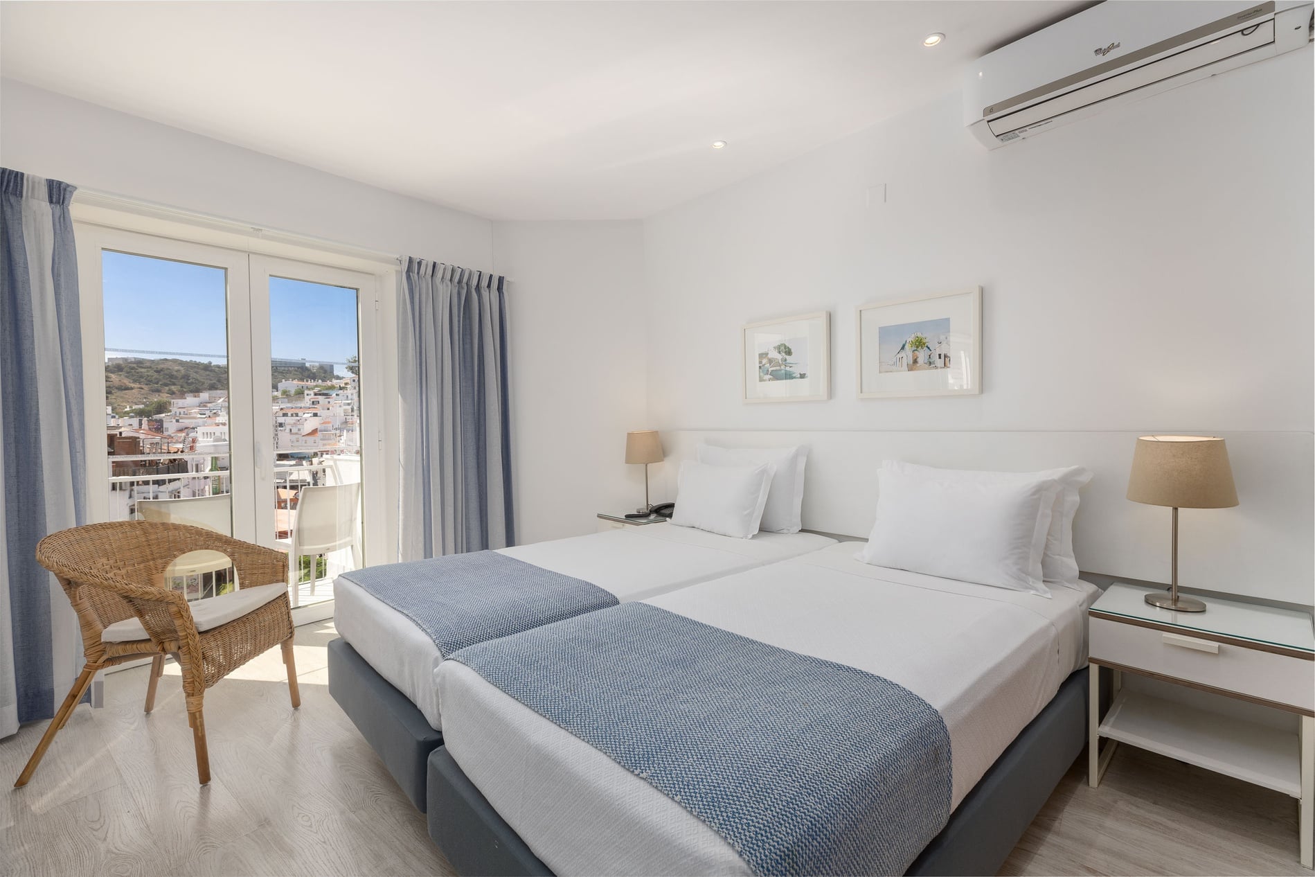 Habitaciones dobles en Hotel Baltum con balcón y vistas a la ciudad.
