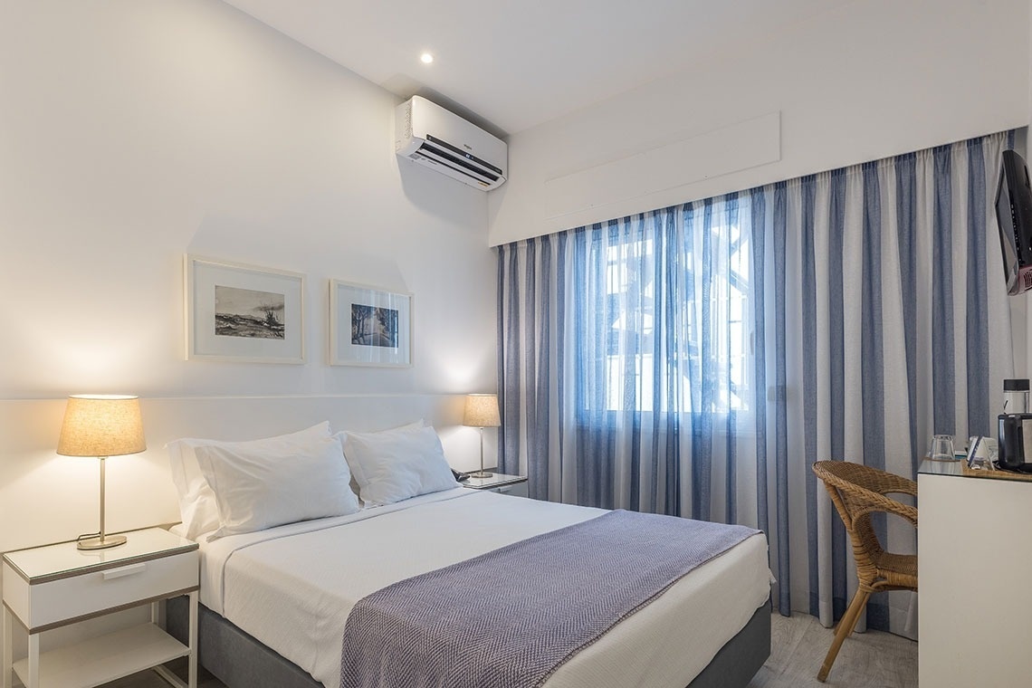 una habitación pequeña con una cama y una mesa