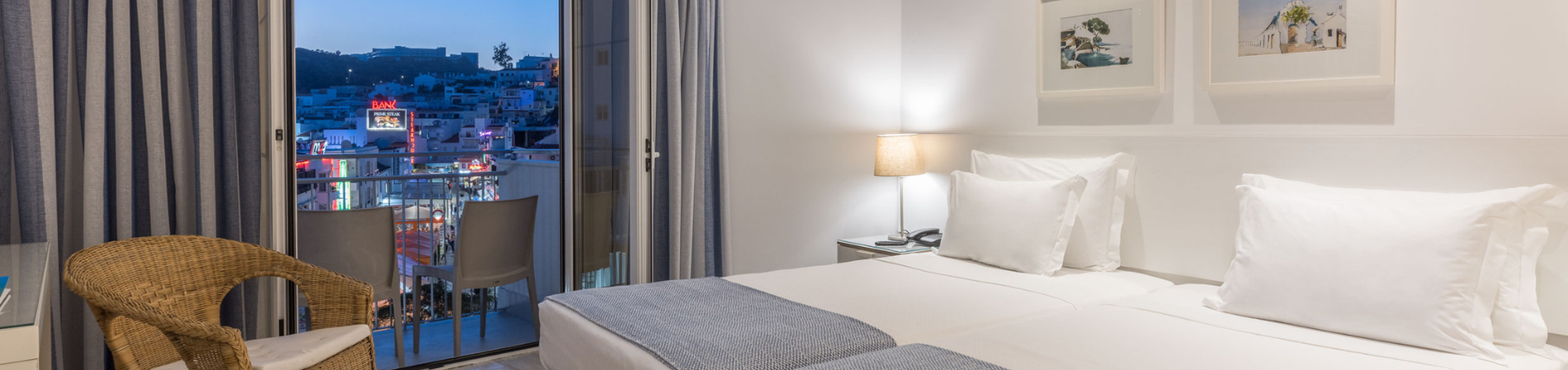 una habitación de hotel con dos camas y una silla