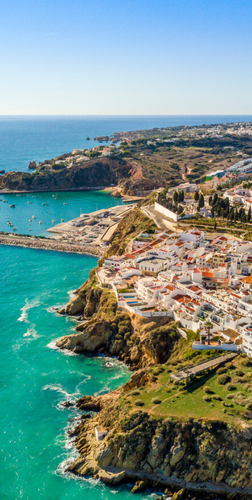 a busy street with a sign that says restaurante grill