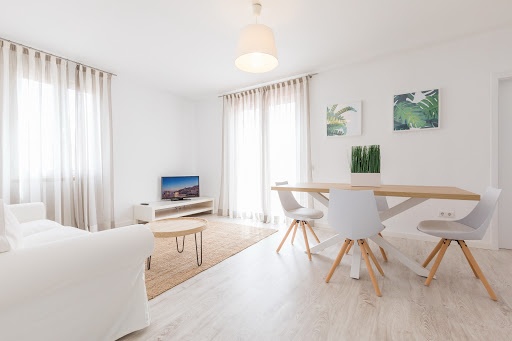 Elegante comedor con mesas Baltum y sillas modernas, perfecto para disfrutar en tu estancia.