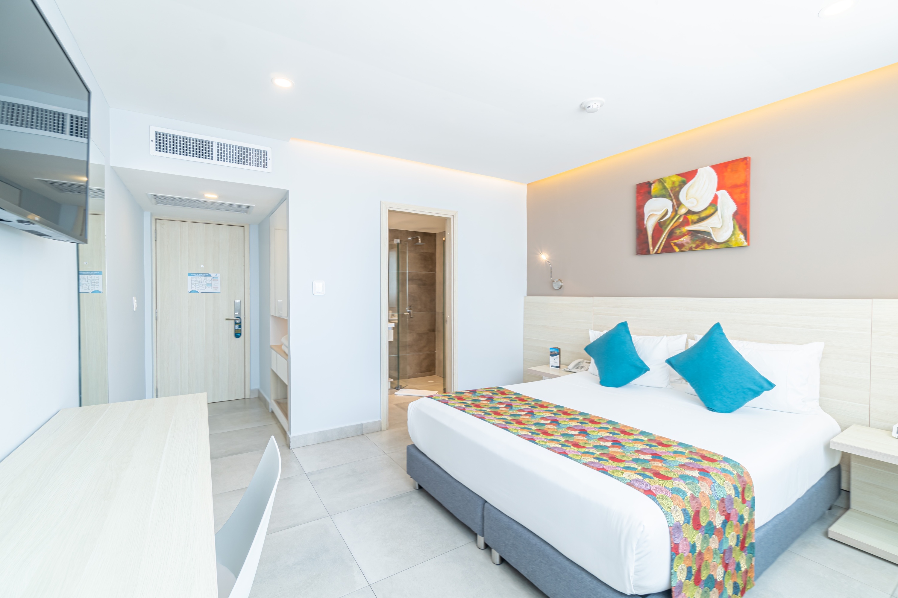 una habitación de hotel con una cama y una televisión