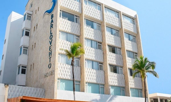 un edificio de apartamentos con el nombre del hotel barlovento