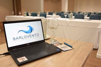 una computadora portátil con el logo barlovento en la pantalla - 