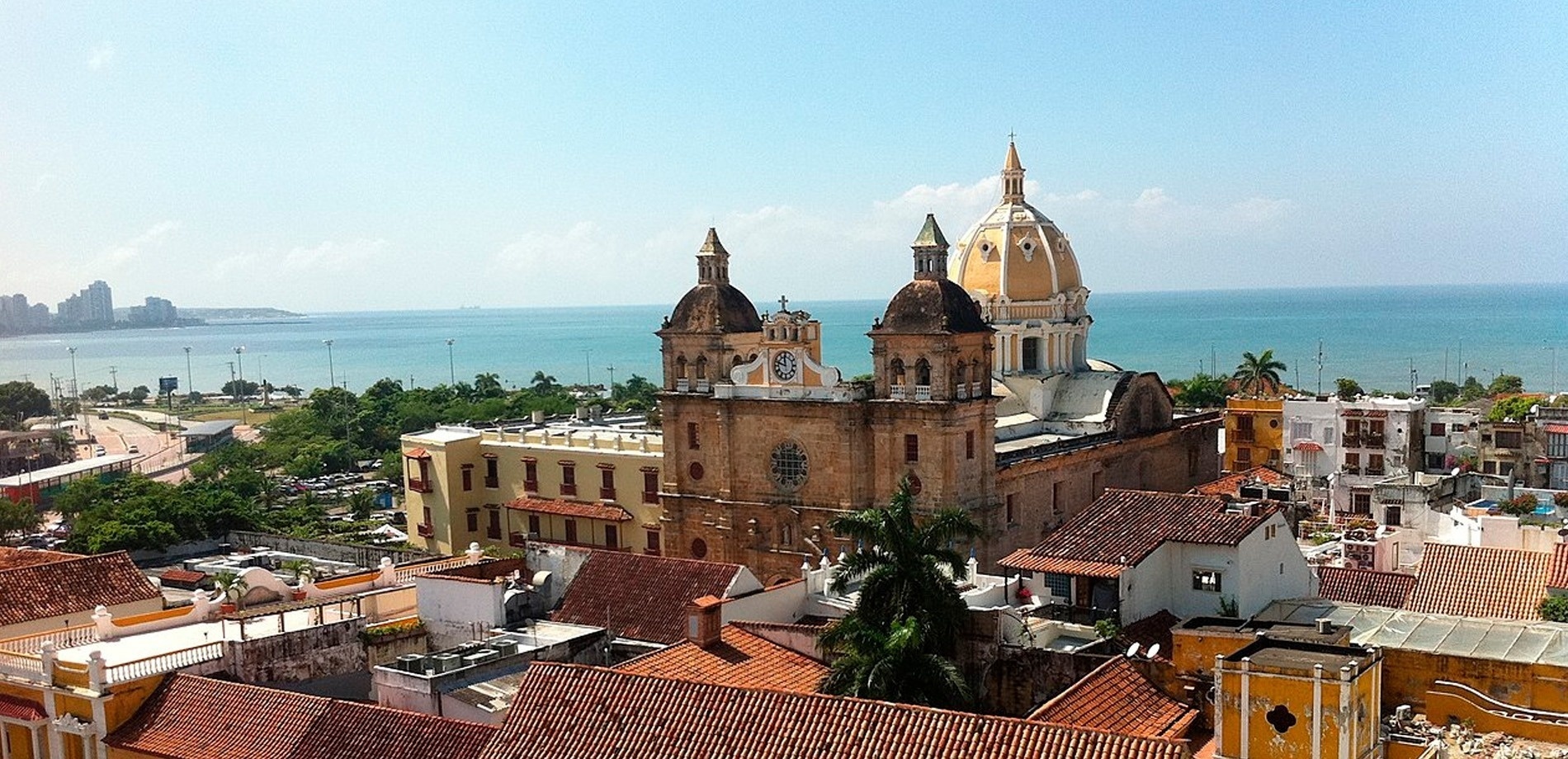 una vista aérea de una ciudad con una catedral al fondo