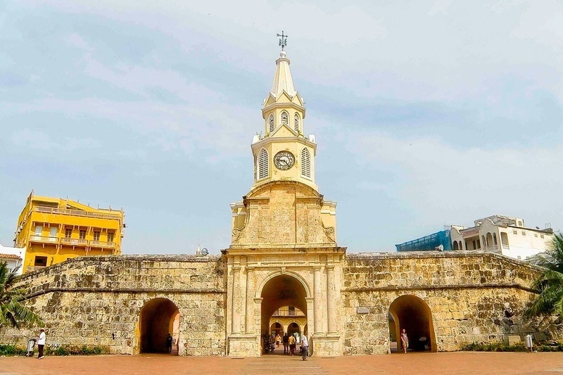 una torre de reloj con una cruz en la parte superior