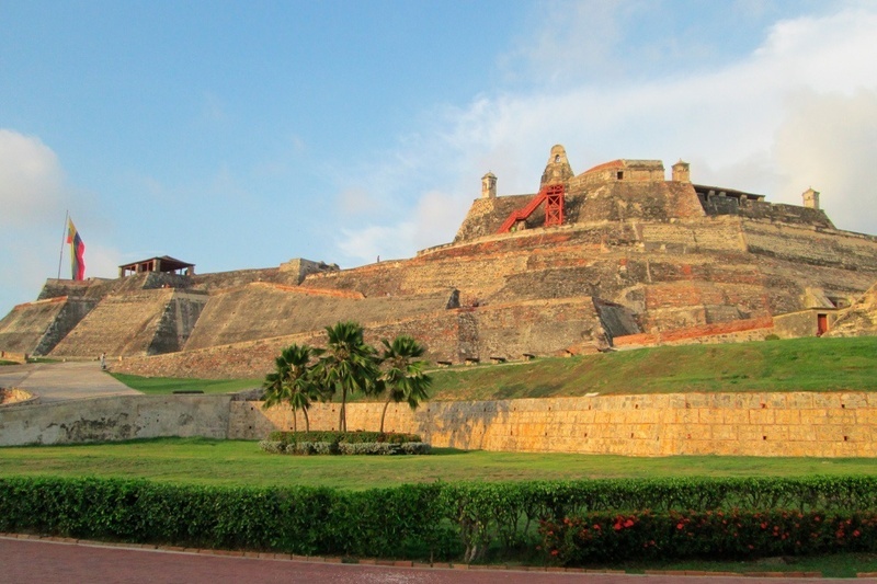 un castillo con una escalera roja en la parte superior