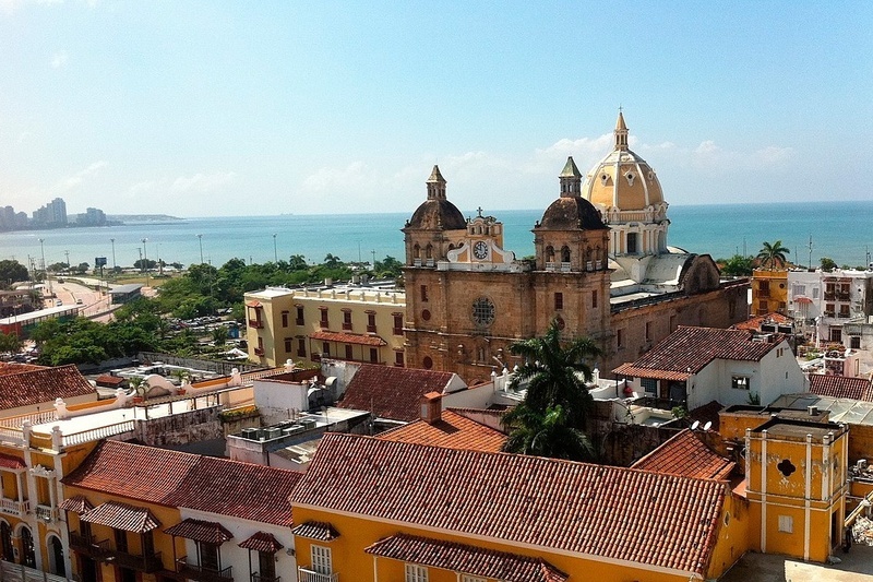 una vista aérea de una ciudad con una catedral en el fondo