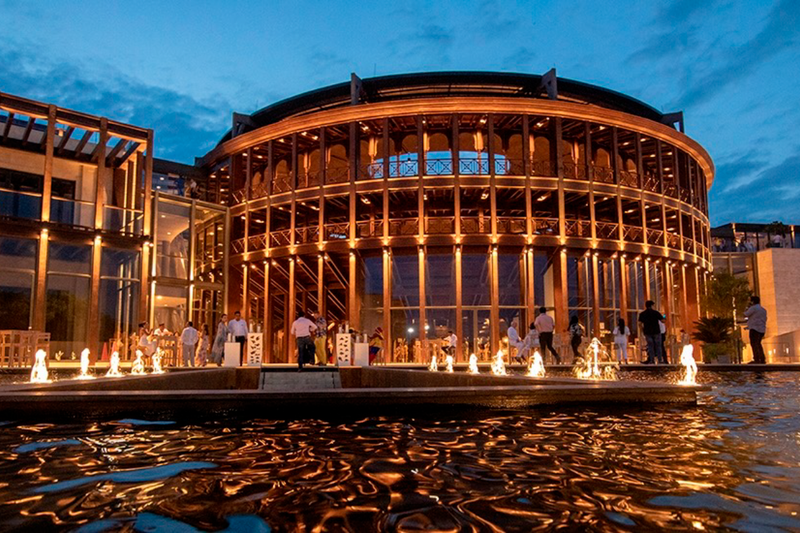 un edificio blanco con la palabra circo teatro encima