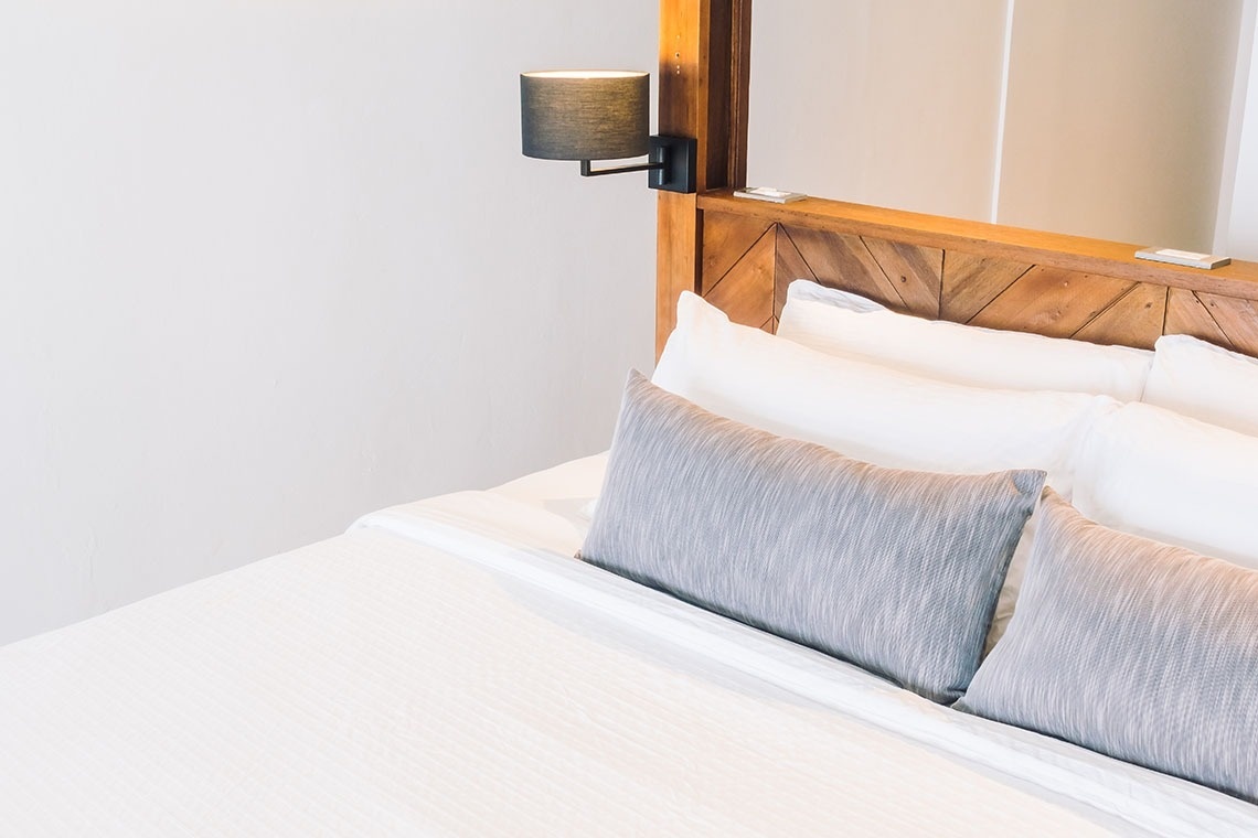 una rosa roja se sienta encima de una pila de toallas blancas