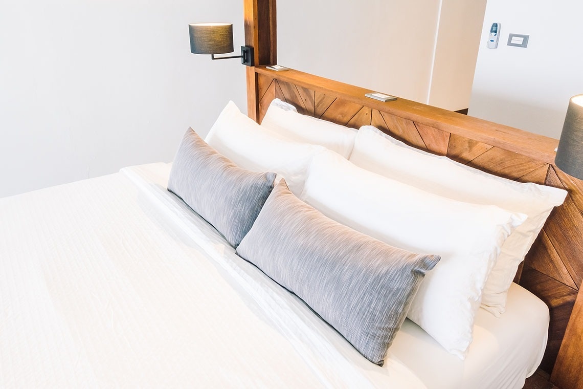 una calabaza blanca y un girasol amarillo están sobre una mesa de madera .