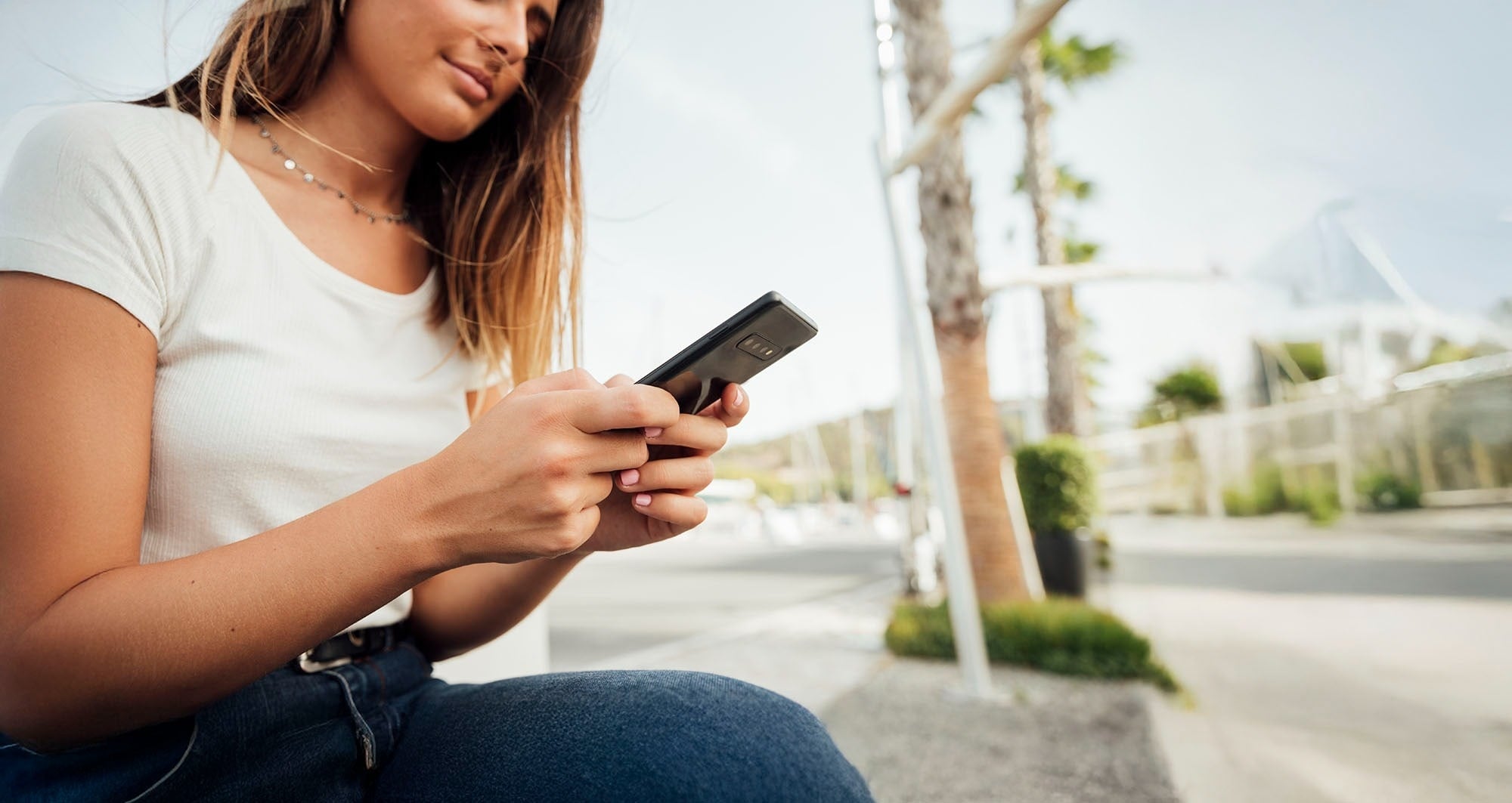 un edificio blanco con una vista del océano en el fondo