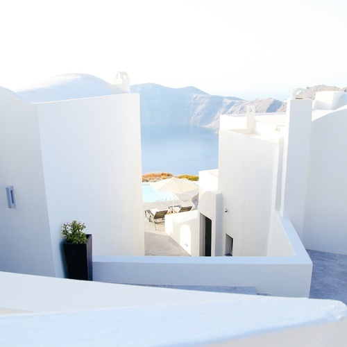 un edificio blanco con una vista del océano en el fondo