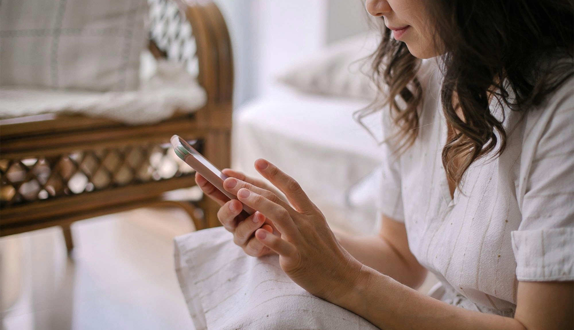 un primer plano de una persona usando un ratón de computadora