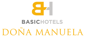 el logotipo de los hoteles doña manuela está escrito en amarillo y gris