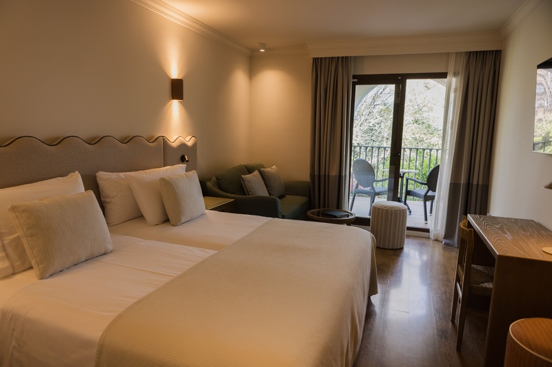 une chambre d' hôtel avec deux lits et une fenêtre