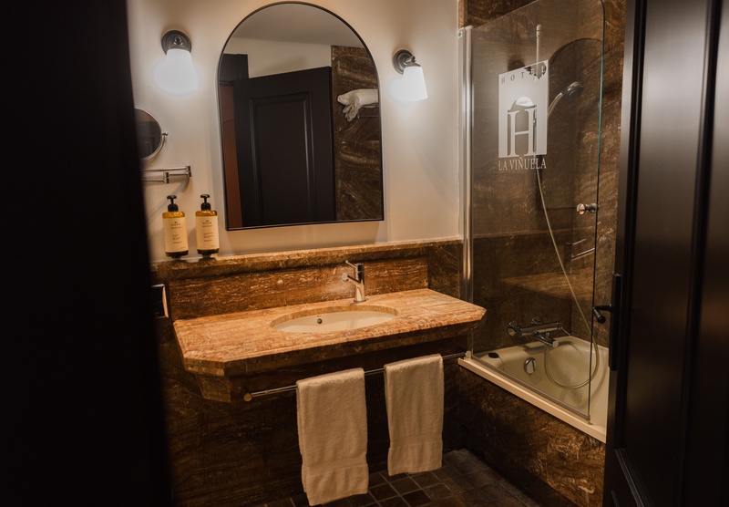 une salle de bain avec un lavabo et une baignoire