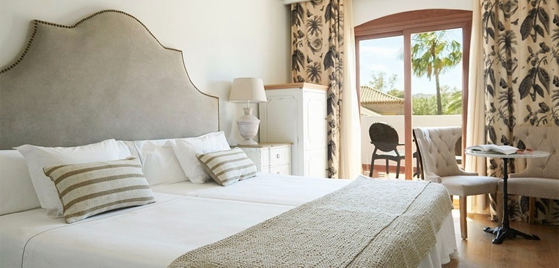 une chambre avec un lit , une chaise et une table