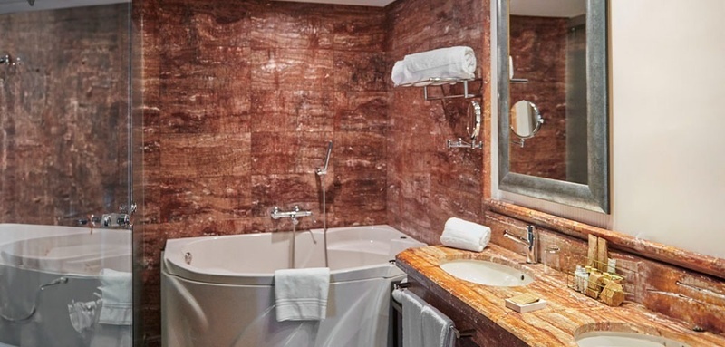 une salle de bain avec deux lavabos et une baignoire