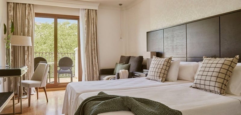 une chambre d' hôtel avec deux lits et une fenêtre