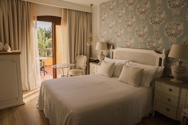 une chambre d' hôtel avec un lit et une table