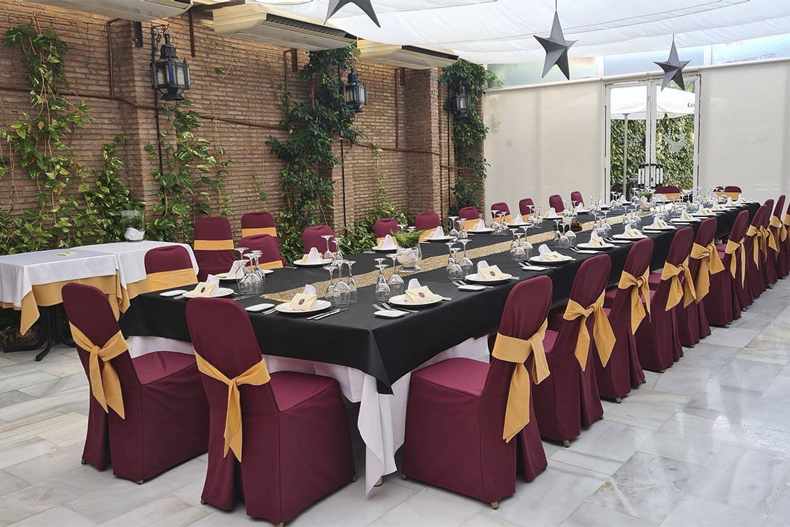 Hotel Bellavista: Mesa larga y elegante para eventos, decorada con sillas y manteles.