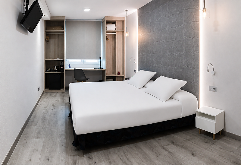 Moderna camera doppia presso l'Hotel Bellavista con letto matrimoniale.