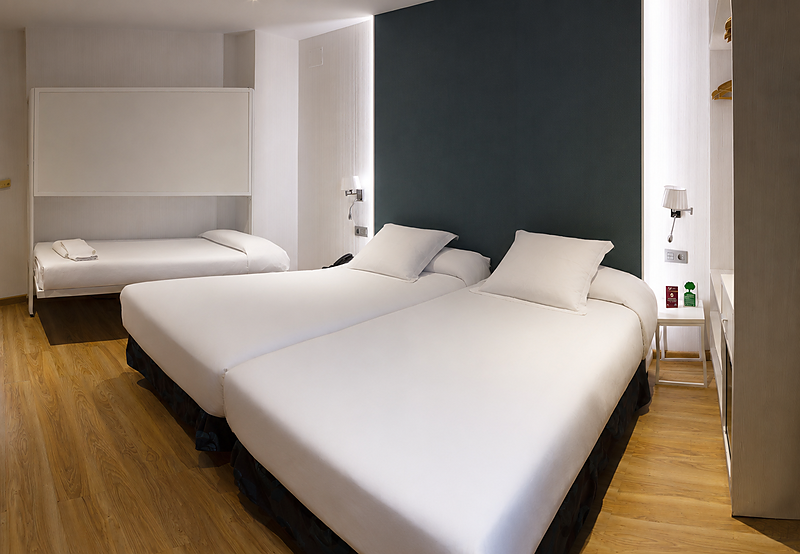 Camera familiare per 3 persone presso l'Hotel Bellavista con tre letti singoli.
