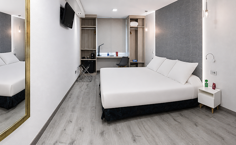 Camera moderna all'Hotel Bellavista con letto comodo e scrivania.