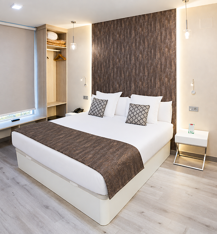 Camera di lusso all'Hotel Bellavista con letto confortevole e TV a schermo piatto.