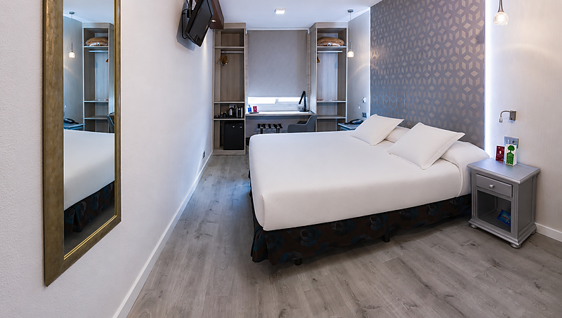 Camera doppia moderna all'Hotel Bellavista con letto comodo.