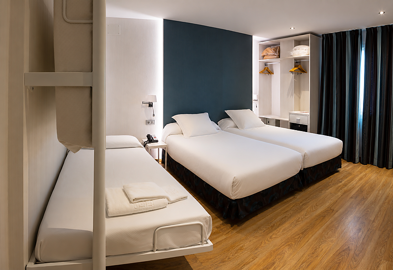 Camera familiare tripla all'Hotel Bellavista con letti a castello e letti singoli.