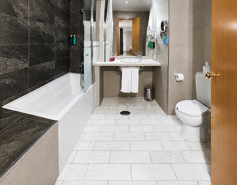 Bagno moderno all'Hotel Bellavista con vasca, WC e lavandino.