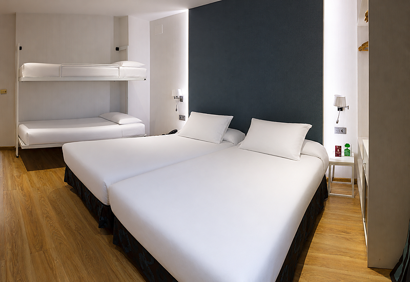 Camera familiare per 4 persone presso l'Hotel Bellavista con due letti singoli e un letto a castello.