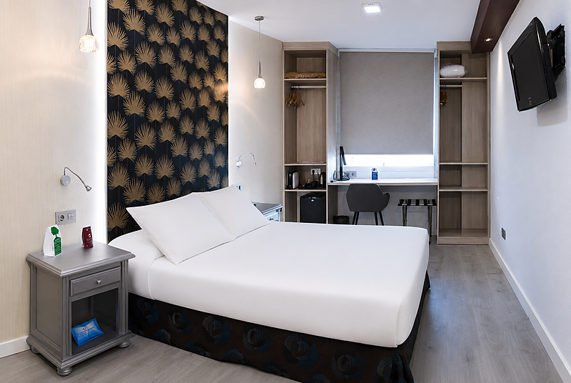 Camera di hotel con letto, scrivania e armadio. Hotel Bellavista.