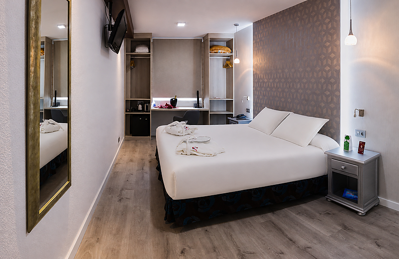 Camera moderna presso l'Hotel Bellavista con letto confortevole e scrivania.