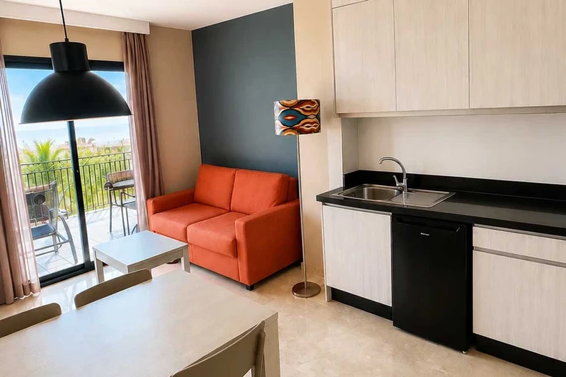 Sala de estar con Hotel Spa Benalmádena Palace, cocina y balcón con vista al mar.