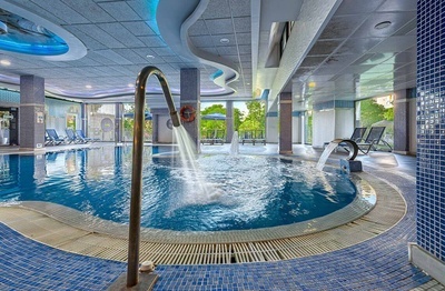 Innenpool und Spa